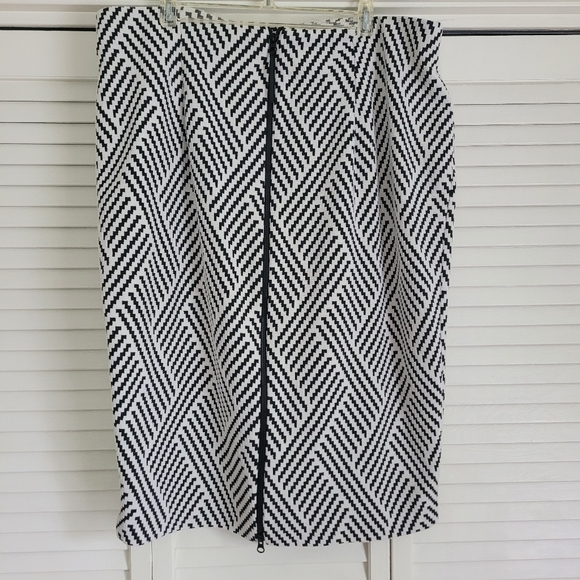Lane Bryant Plus Size 22 Black/White Zig Zag Textured Zip Back Pencil Skirt - Picture 4 of 7